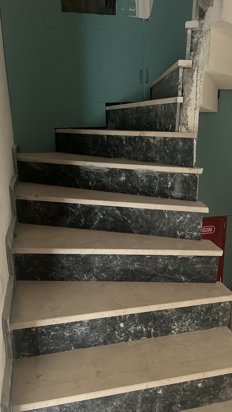 İki renkli basamak kaplaması
