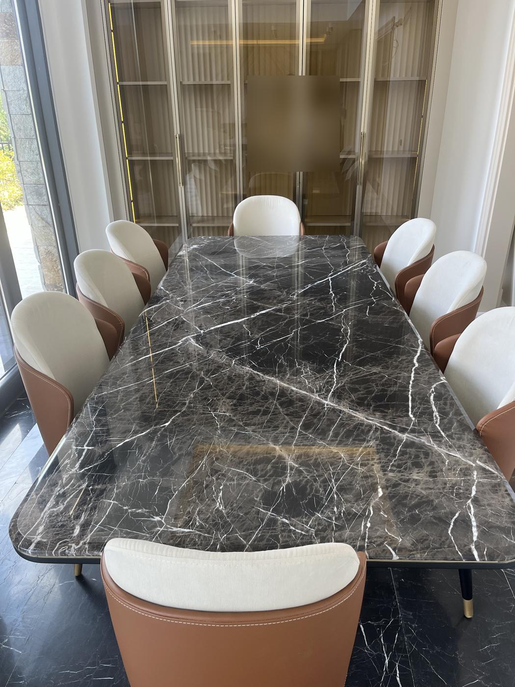 Siyah damarlı taş yemek masası